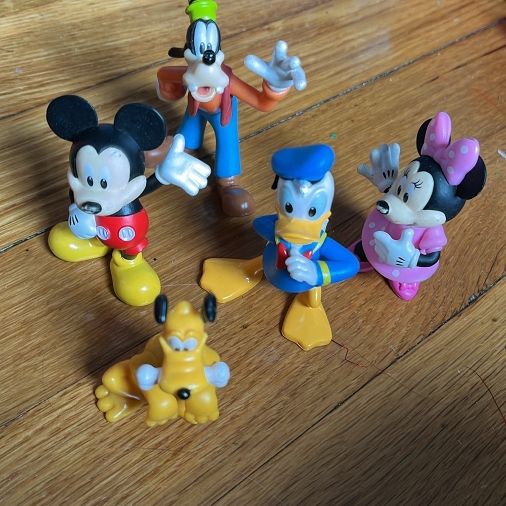 Disney Mickey Mouse camping play set plus additional figurine set gently used. - Picture 4 of 4